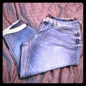 Seven medium wash girlfriend capris